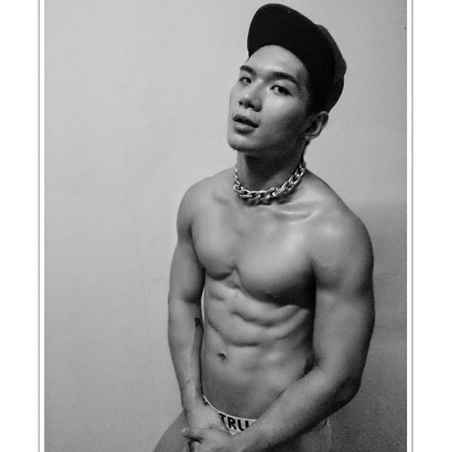 กิ๊กอยู่ในตู้ ชู้อยู่ใต้เตียง แฟนเก่าอยู่นอกระเบียง คนเลี้ยงกำลังจะมา