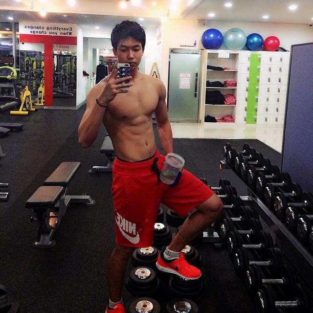 กิ๊กอยู่ในตู้ ชู้อยู่ใต้เตียง แฟนเก่าอยู่นอกระเบียง คนเลี้ยงกำลังจะมา