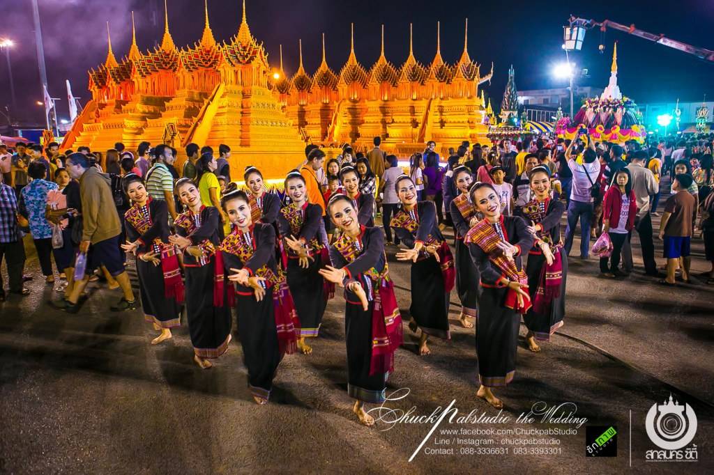 อลังการ แห่ปราสาทผึ้งสกลนคร