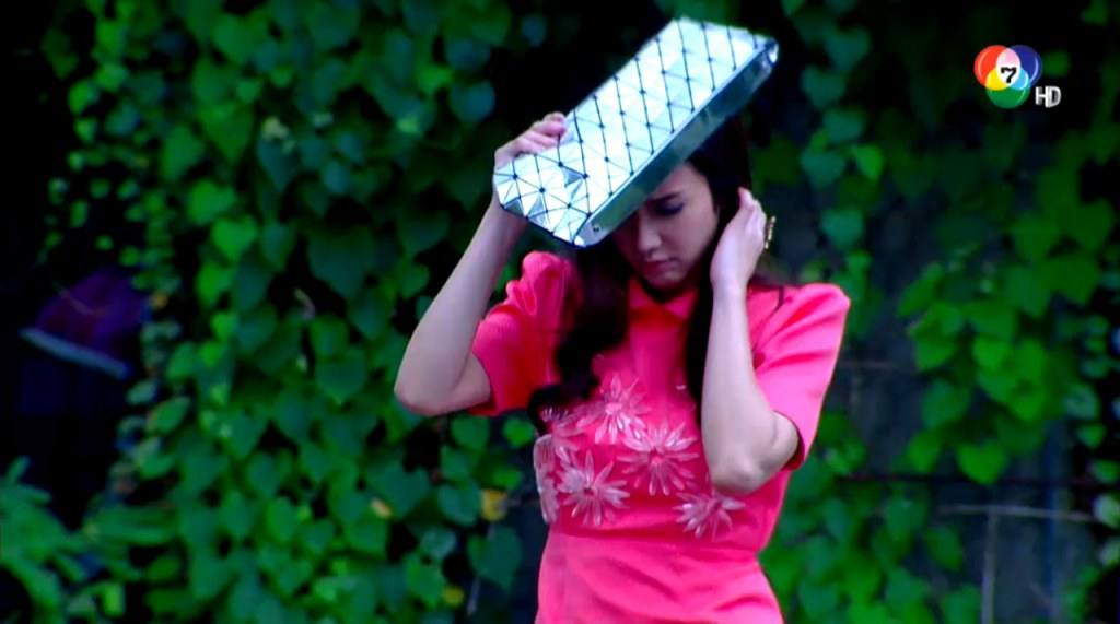 อยากทราบว่า กระเป๋าที่อั้มใช้ใน "พราว" เเบรนด์อะไรหรูเริดมาก?