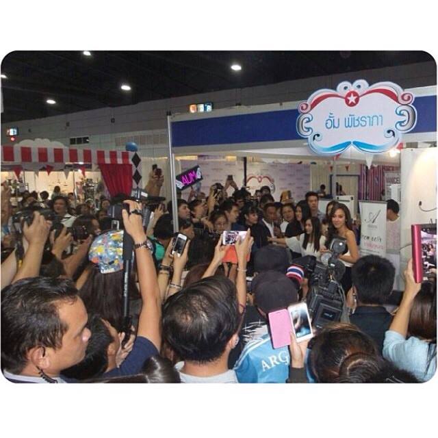 สื่อ+เเฟนคลับ รุมบูธ อั้ม พัชราภา กับธุรกิจใหม่ Aurum By Patchrapa พี่อั้มหน้าเด็กมากๆ!!