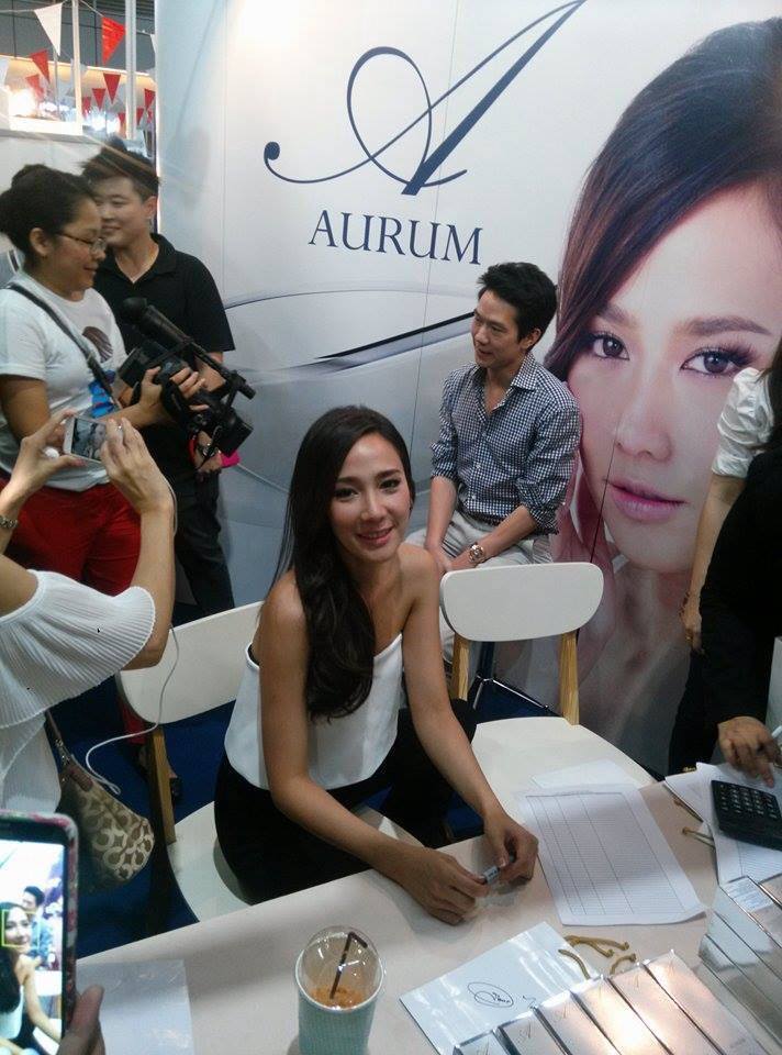 สื่อ+เเฟนคลับ รุมบูธ อั้ม พัชราภา กับธุรกิจใหม่ Aurum By Patchrapa พี่อั้มหน้าเด็กมากๆ!!