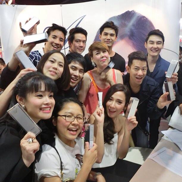 สื่อ+เเฟนคลับ รุมบูธ อั้ม พัชราภา กับธุรกิจใหม่ Aurum By Patchrapa พี่อั้มหน้าเด็กมากๆ!!