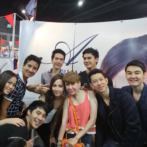 สื่อ+เเฟนคลับ รุมบูธ อั้ม พัชราภา กับธุรกิจใหม่ Aurum By Patchrapa พี่อั้มหน้าเด็กมากๆ!!