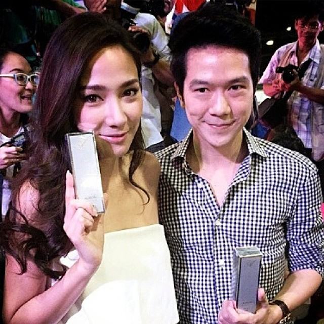 สื่อ+เเฟนคลับ รุมบูธ อั้ม พัชราภา กับธุรกิจใหม่ Aurum By Patchrapa พี่อั้มหน้าเด็กมากๆ!!