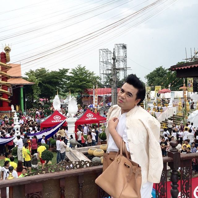 อั้ม พัชราภา เข้าวัดทำบุญ ที่วัดท่าไม้ แต่งตัวเรียบร้อยมากเซ็กซี่รุ่นหลังดูไว้เป็นแบบอย่างนะ!!