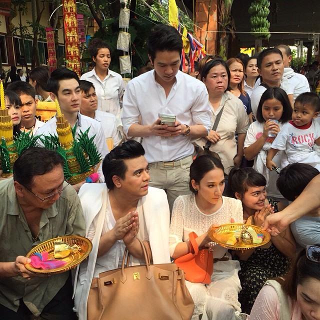 อั้ม พัชราภา เข้าวัดทำบุญ ที่วัดท่าไม้ แต่งตัวเรียบร้อยมากเซ็กซี่รุ่นหลังดูไว้เป็นแบบอย่างนะ!!
