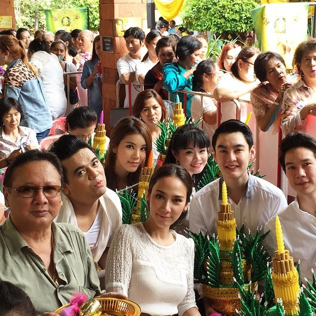 อั้ม พัชราภา เข้าวัดทำบุญ ที่วัดท่าไม้ แต่งตัวเรียบร้อยมากเซ็กซี่รุ่นหลังดูไว้เป็นแบบอย่างนะ!!