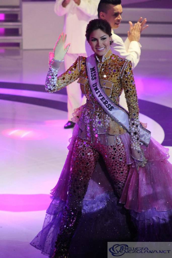 นางงามจักรวาล 2013 ในพิธีการแสดงต้อนรับที่ เวเนซูเอล่า