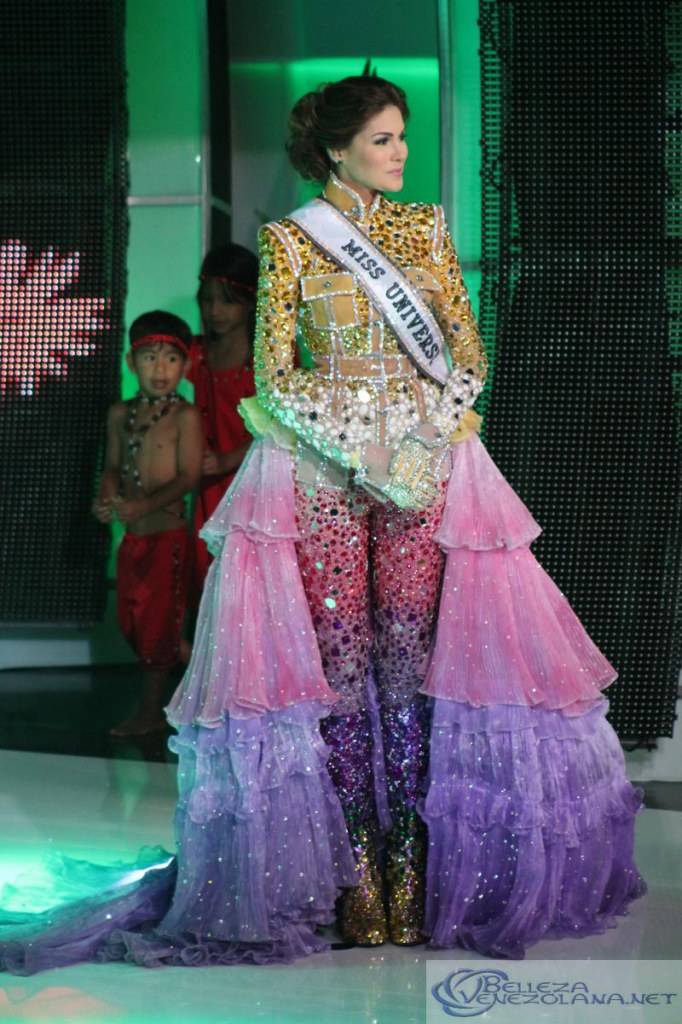 นางงามจักรวาล 2013 ในพิธีการแสดงต้อนรับที่ เวเนซูเอล่า