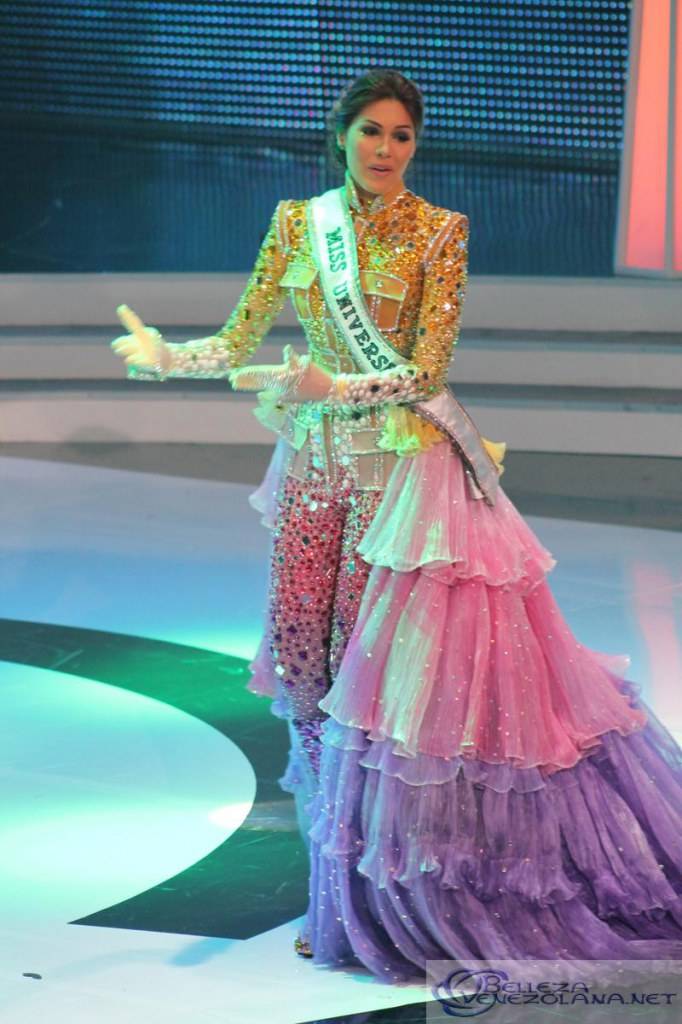 นางงามจักรวาล 2013 ในพิธีการแสดงต้อนรับที่ เวเนซูเอล่า