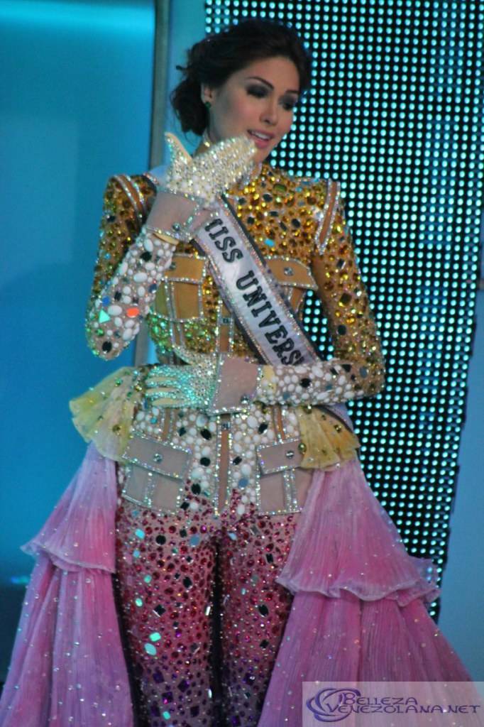 นางงามจักรวาล 2013 ในพิธีการแสดงต้อนรับที่ เวเนซูเอล่า