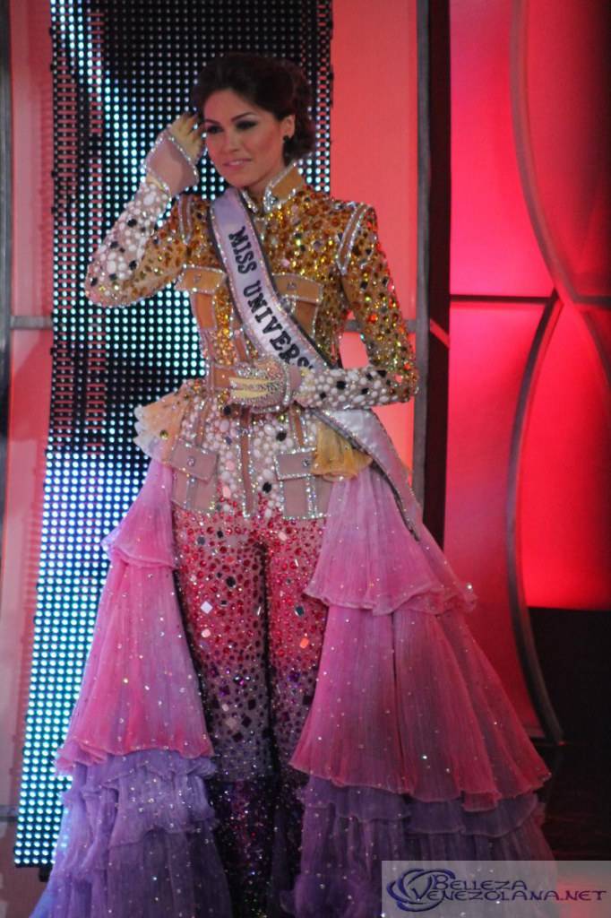 นางงามจักรวาล 2013 ในพิธีการแสดงต้อนรับที่ เวเนซูเอล่า