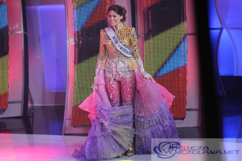 นางงามจักรวาล 2013 ในพิธีการแสดงต้อนรับที่ เวเนซูเอล่า