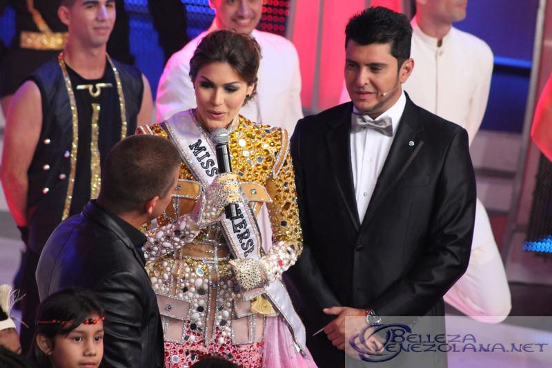 นางงามจักรวาล 2013 ในพิธีการแสดงต้อนรับที่ เวเนซูเอล่า