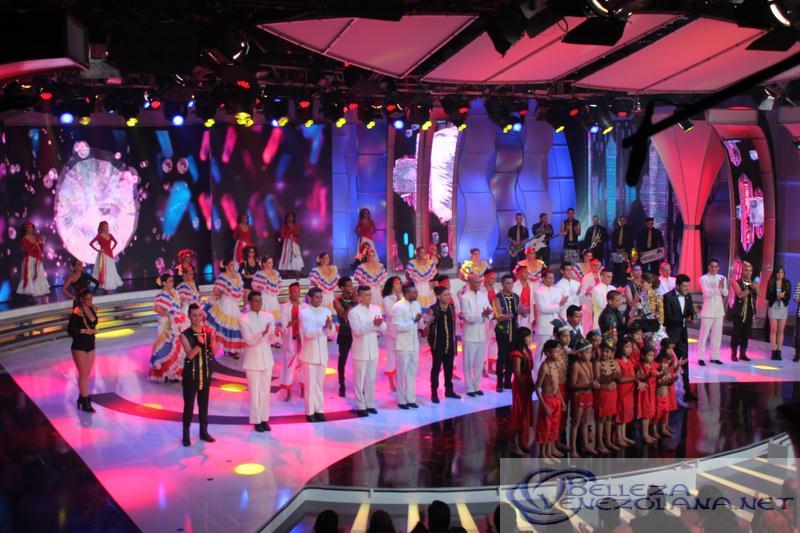 นางงามจักรวาล 2013 ในพิธีการแสดงต้อนรับที่ เวเนซูเอล่า