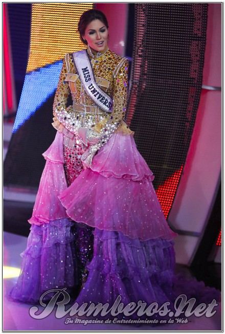 นางงามจักรวาล 2013 ในพิธีการแสดงต้อนรับที่ เวเนซูเอล่า