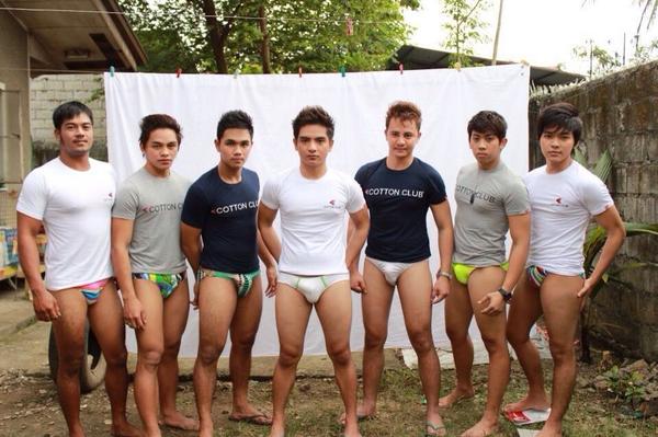 หนุ่มๆ กระชุ่มกระบวย