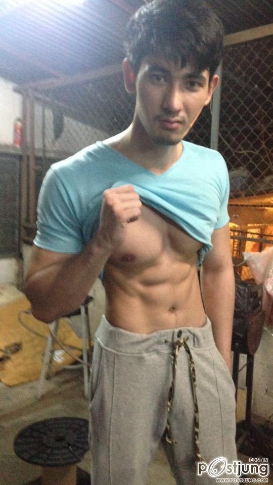 หนุ่มหล่อขอโชว์