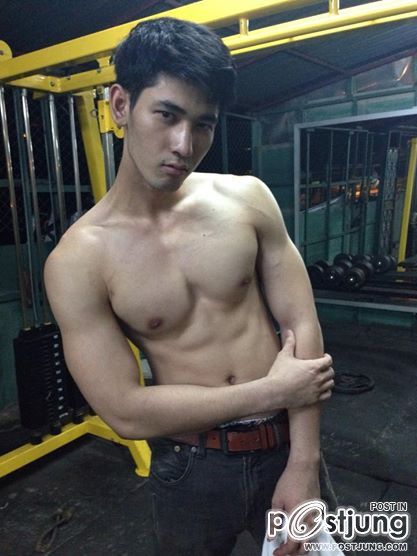 หนุ่มหล่อขอโชว์