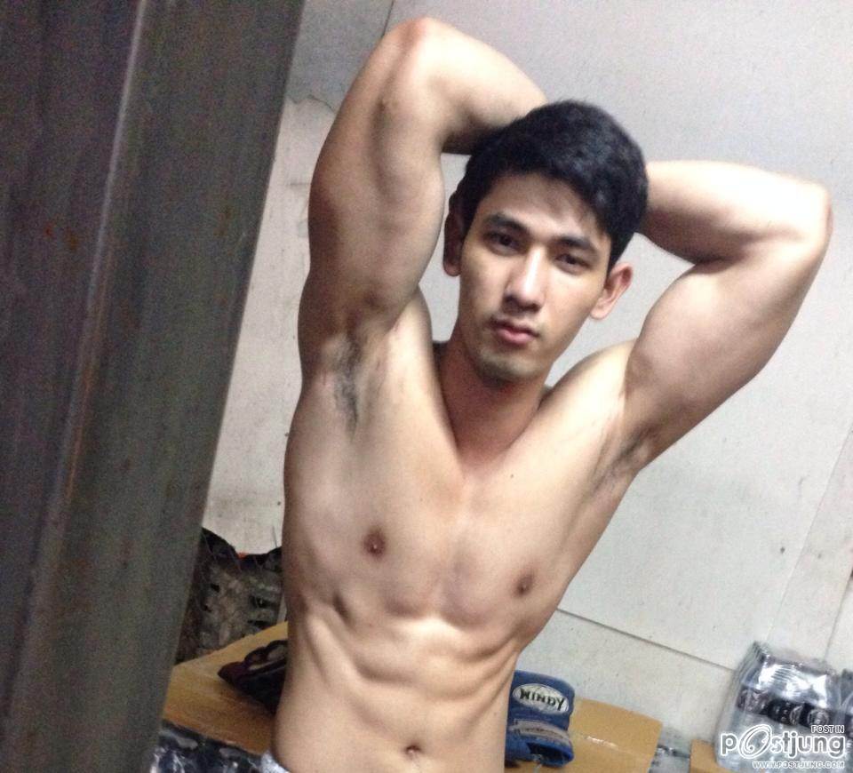 หนุ่มหล่อขอโชว์