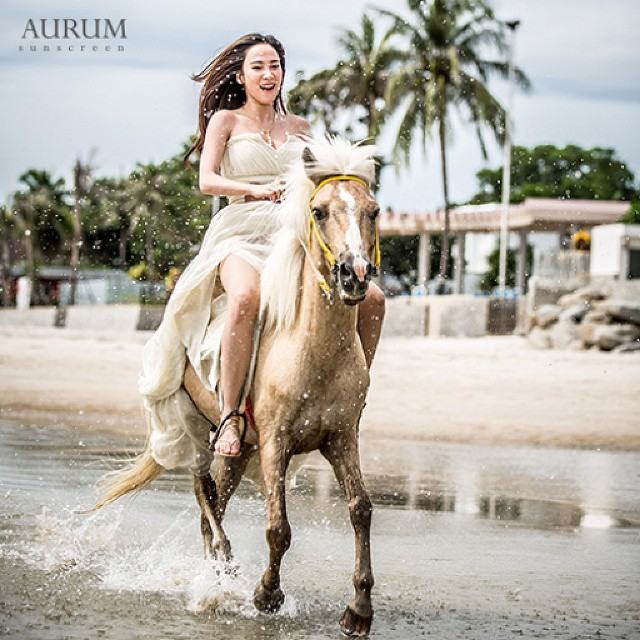 "อั้ม" ขึ้นเเท่นเจ้าของธุรกิจ"Aurum Ultimate" โชว์ออร่ากลางเเสงเเดด