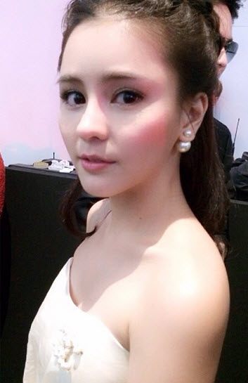 โอ้วววว!! ขาวออร่าแบบ ออม สุชาร์