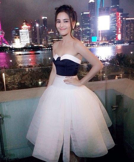 โอ้วววว!! ขาวออร่าแบบ ออม สุชาร์