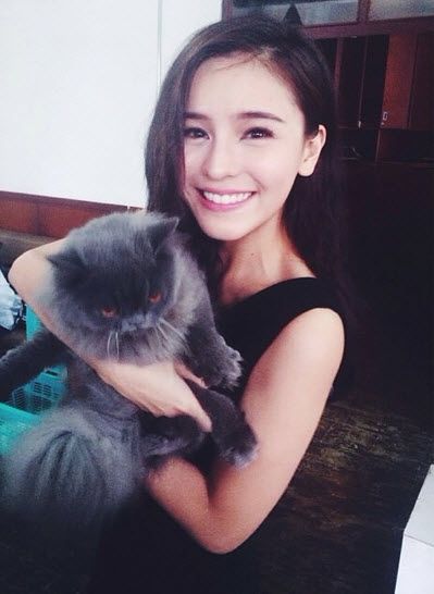 โอ้วววว!! ขาวออร่าแบบ ออม สุชาร์