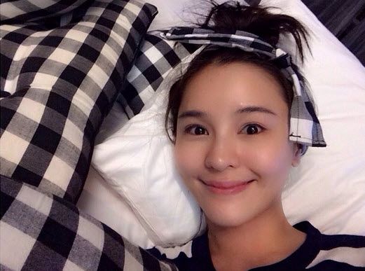 โอ้วววว!! ขาวออร่าแบบ ออม สุชาร์