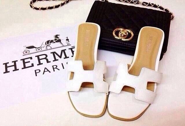 @พราว รองเท้าเเตะที่อั้มใส่ในฉากเท่าไรค่ะ รู้เเค่เป็นเเบรนด์ไฮโซ HERMES แอร์เมส??