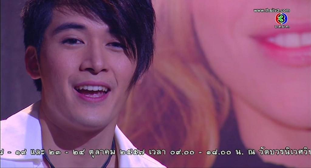 ในเรื่องแสดงเป็นผู้ชายแต่เป็นหยังแต่งหน้าสาวแท้สาวว่า ทังรองพื้นทังอาไลเน้อ.สาวยิ่งกว่าสาว
