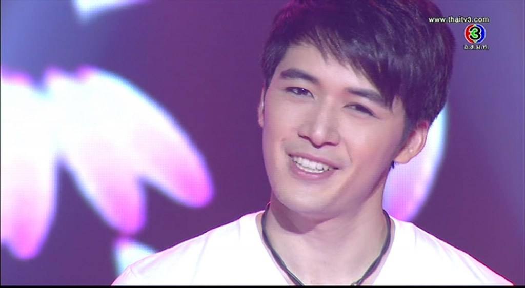 ในเรื่องแสดงเป็นผู้ชายแต่เป็นหยังแต่งหน้าสาวแท้สาวว่า ทังรองพื้นทังอาไลเน้อ.สาวยิ่งกว่าสาว