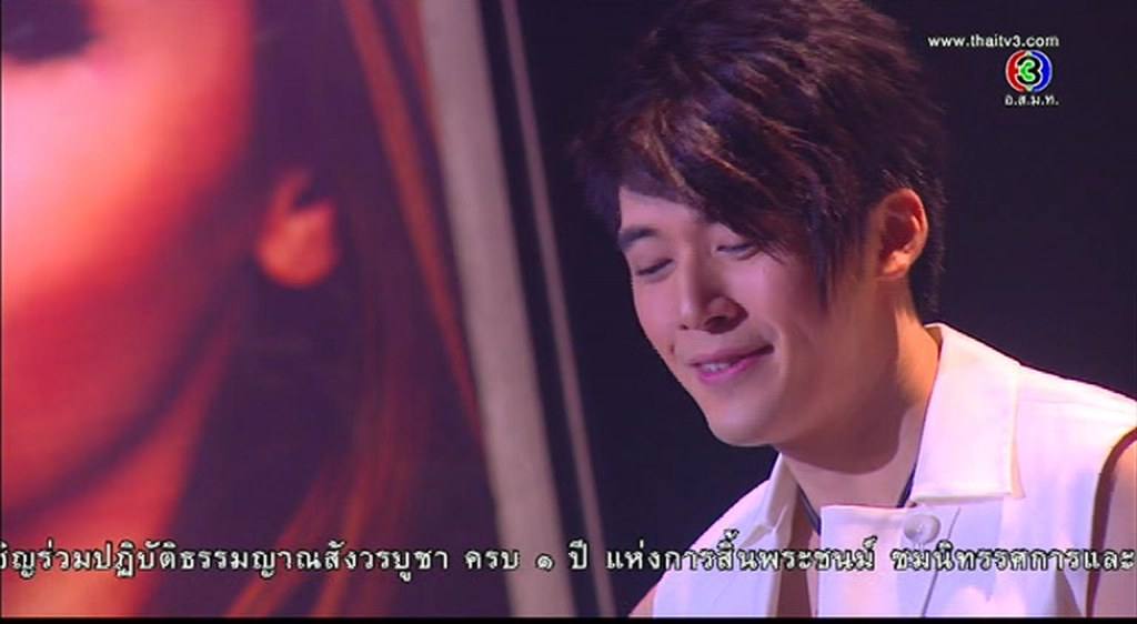 ในเรื่องแสดงเป็นผู้ชายแต่เป็นหยังแต่งหน้าสาวแท้สาวว่า ทังรองพื้นทังอาไลเน้อ.สาวยิ่งกว่าสาว