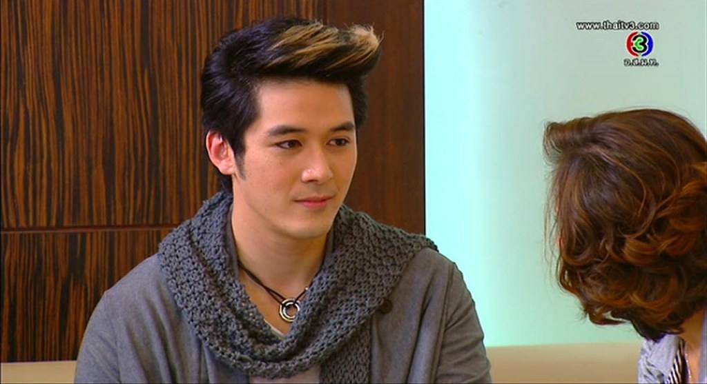 ในเรื่องแสดงเป็นผู้ชายแต่เป็นหยังแต่งหน้าสาวแท้สาวว่า ทังรองพื้นทังอาไลเน้อ.สาวยิ่งกว่าสาว