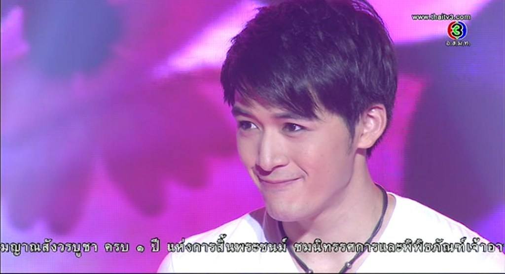 ในเรื่องแสดงเป็นผู้ชายแต่เป็นหยังแต่งหน้าสาวแท้สาวว่า ทังรองพื้นทังอาไลเน้อ.สาวยิ่งกว่าสาว
