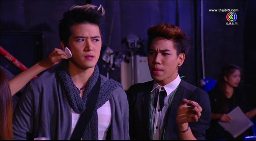 ในเรื่องแสดงเป็นผู้ชายแต่เป็นหยังแต่งหน้าสาวแท้สาวว่า ทังรองพื้นทังอาไลเน้อ.สาวยิ่งกว่าสาว