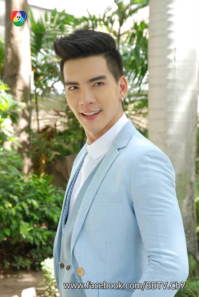 นิว วงศกร ควง เชียร์ ฑิฆัมพร นำทีมบวงสรวงละครคอมเมดี้เเห่งปี "ปลาหลงฟ้า"