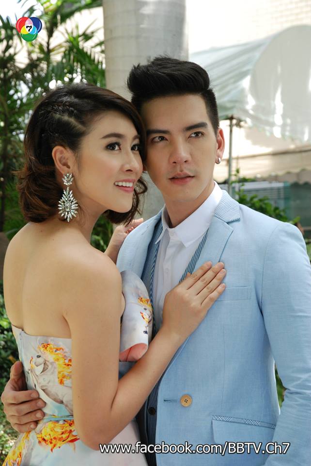 นิว วงศกร ควง เชียร์ ฑิฆัมพร นำทีมบวงสรวงละครคอมเมดี้เเห่งปี "ปลาหลงฟ้า"