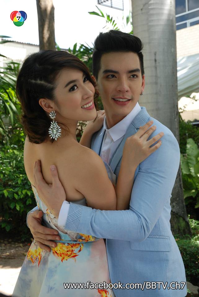 นิว วงศกร ควง เชียร์ ฑิฆัมพร นำทีมบวงสรวงละครคอมเมดี้เเห่งปี "ปลาหลงฟ้า"