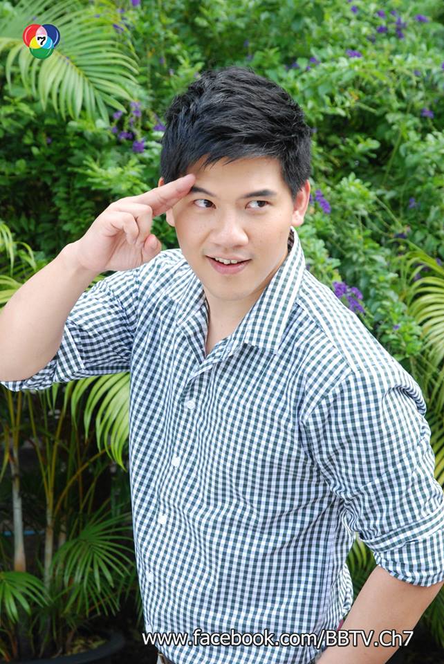 นิว วงศกร ควง เชียร์ ฑิฆัมพร นำทีมบวงสรวงละครคอมเมดี้เเห่งปี "ปลาหลงฟ้า"
