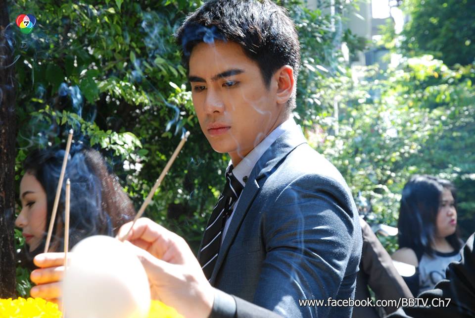 นิว วงศกร ควง เชียร์ ฑิฆัมพร นำทีมบวงสรวงละครคอมเมดี้เเห่งปี "ปลาหลงฟ้า"