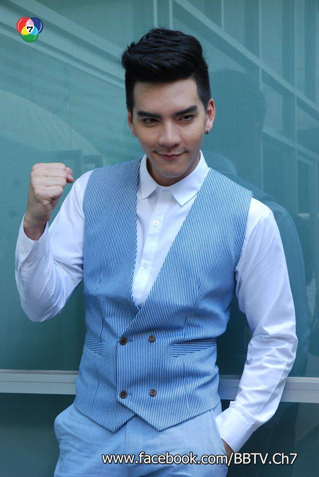 นิว วงศกร ควง เชียร์ ฑิฆัมพร นำทีมบวงสรวงละครคอมเมดี้เเห่งปี "ปลาหลงฟ้า"