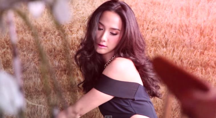 Sexy lady เบื้องหลังการถ่ายเเฟชั่นเเม็กกาซีน "อั้ม พัชราภา"