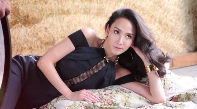 Sexy lady เบื้องหลังการถ่ายเเฟชั่นเเม็กกาซีน "อั้ม พัชราภา"