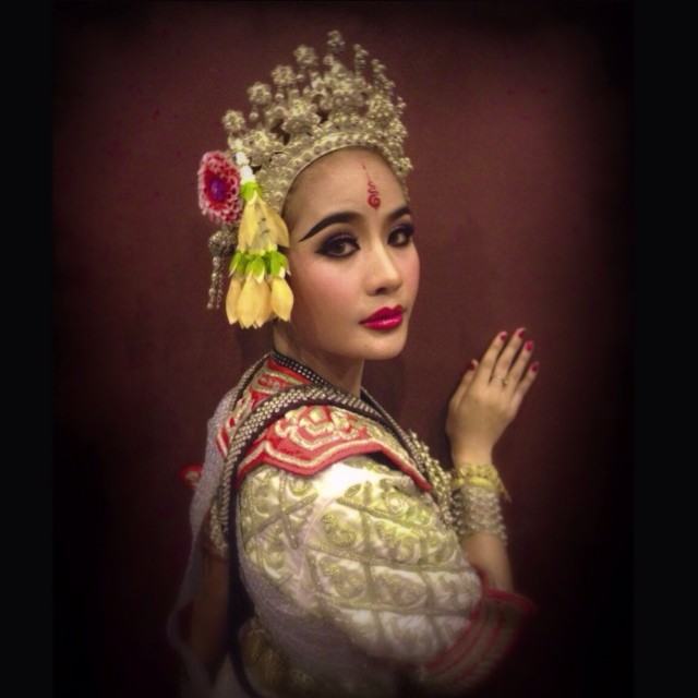 ลองมาดู ''กะเทยไทย'' สวมใส่ชุดไทย สวยงามมาก