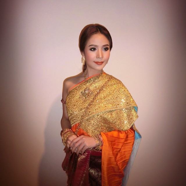 ลองมาดู ''กะเทยไทย'' สวมใส่ชุดไทย สวยงามมาก
