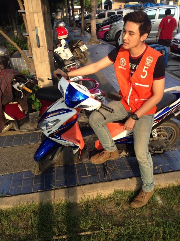 พี่วินมอไซค์สุดหล่อ!! สาวขอใช้บริการตรึม