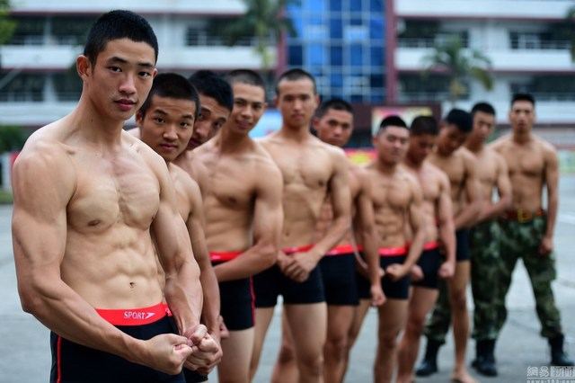 ญาญ่าเชียร์ซ้ายสุดค่ะ อยากได้อยากโดน หล่อ หุ่นดี
