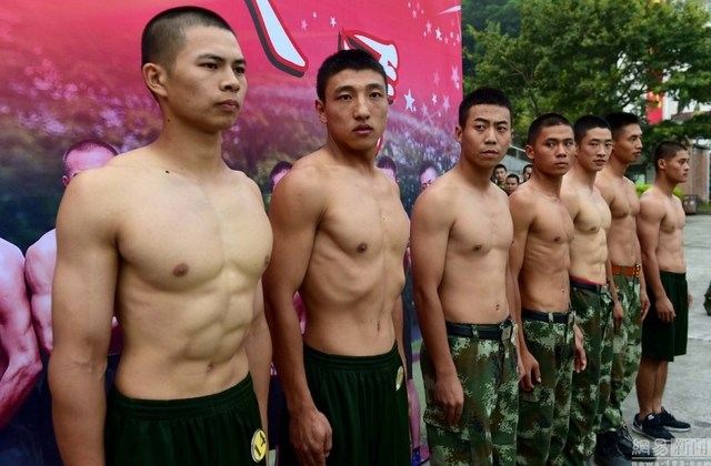 ตำรวจ(ความจิงทหาร)กวางตุ้ง วางปืนโชว์อกสามศอก ประชันกล้ามข้าวต้มมัด